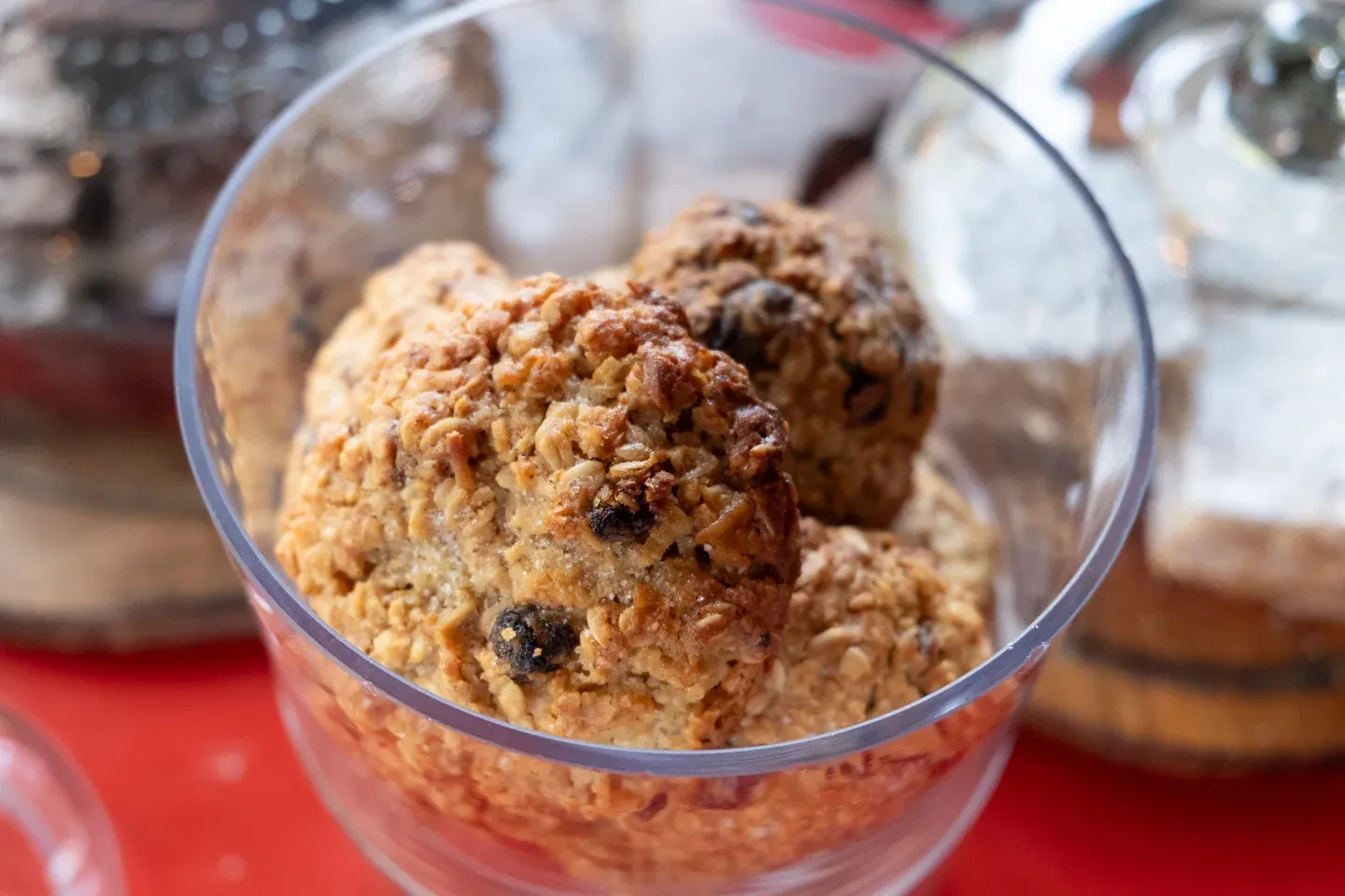 Galletas artesanales de avena y arándano en un recipiente de vidrio
